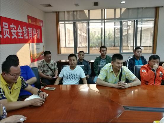 版纳铁塔公司驾驶员吴坤、王冬、刘峰（后排左一、左二、左三）参与安全培训会议。
